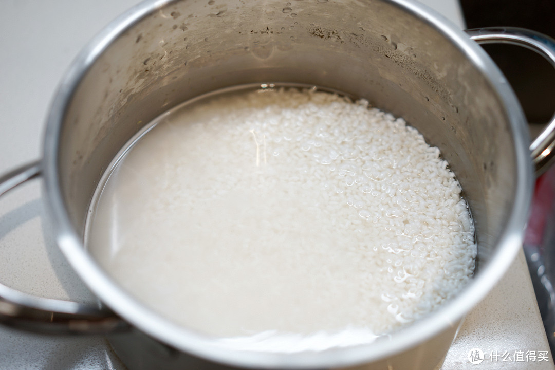 制作煲仔饭前要把米浸泡30分钟以上