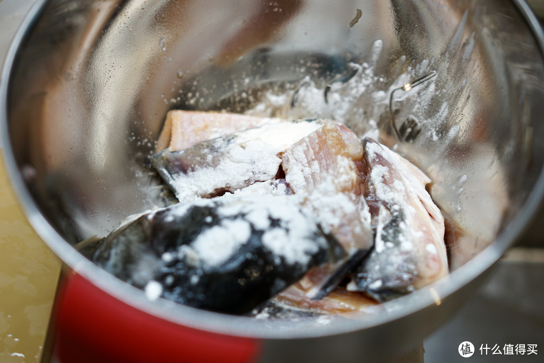 鱼头腌制20分钟后加入一些淀粉，搅拌均匀后下锅煎