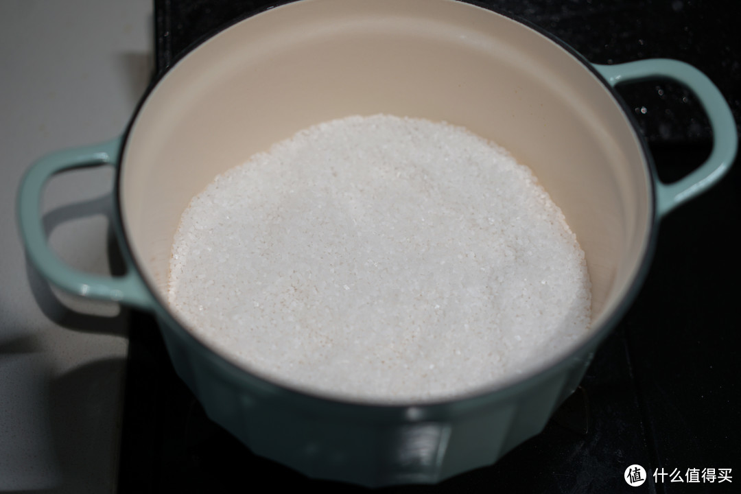 铸铁锅内加入可食用的粗盐，厚度1cm左右即可，盖上锅盖中火加热