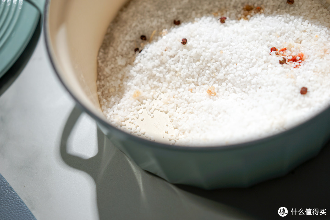 盐焗对锅没有什么伤害，它用盐作为导热介质，只要温度别太高就ok了