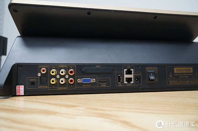 V30配备HDMI、同轴、光纤、USB、模拟输入/输出等接口