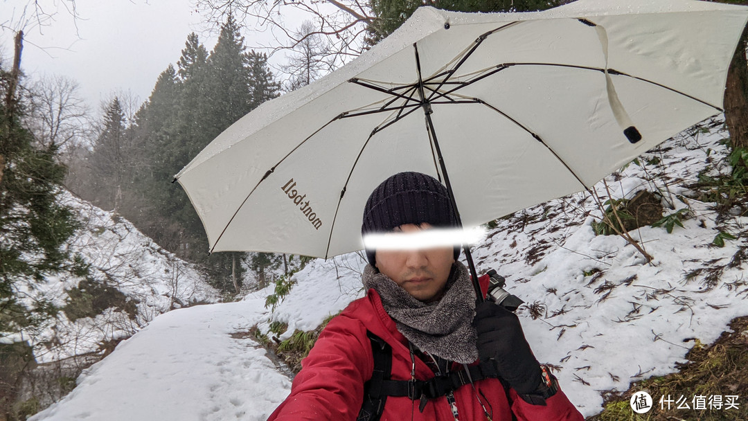 在山中徒步时遭遇了突然下雪