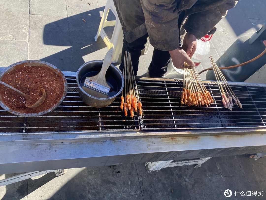 西出折山，山上有人在卖牦牛肉串，口味太重，我还是先退了