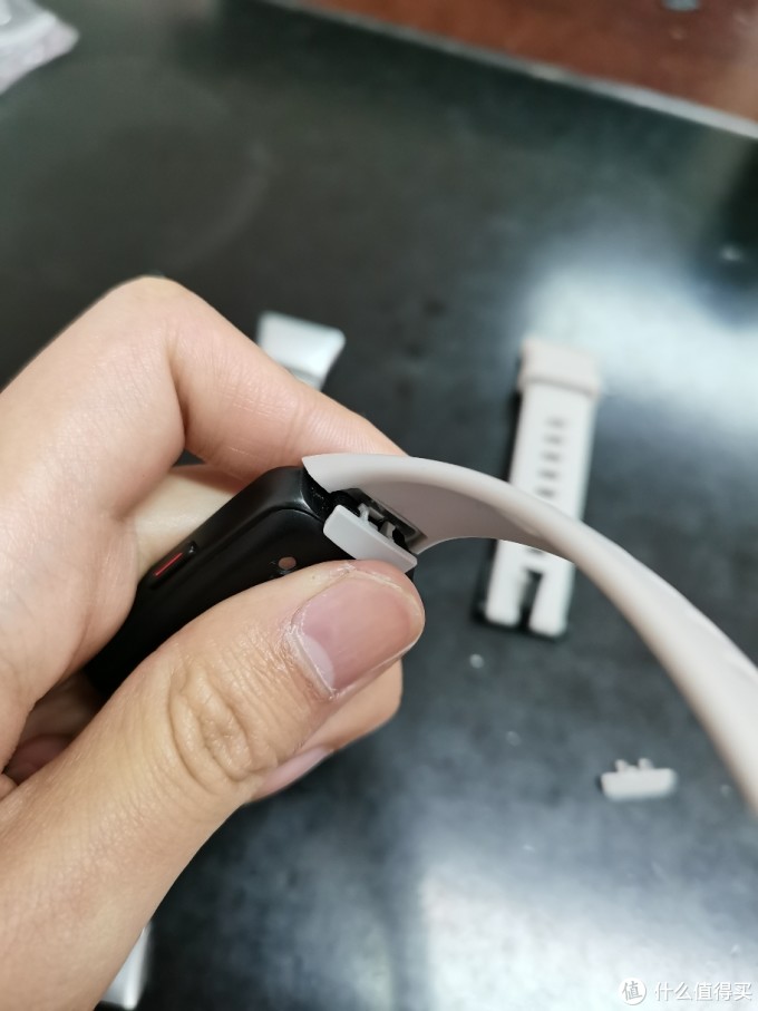 值得买内首篇关于荣耀手环6表带更换文章