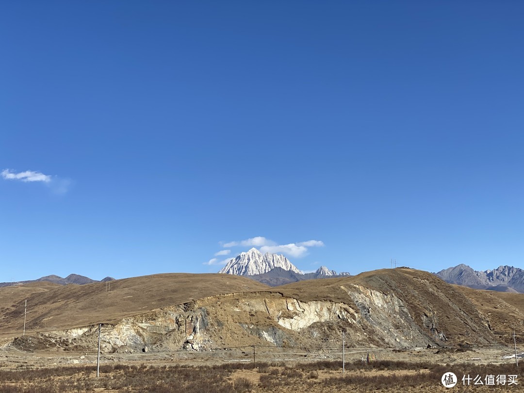 在塔公草原上看到的雪山，一开始我以为是贡嘎，后来人家告诉我这不是，说是雅拉雪山，无所谓了，反正看到雪山了。