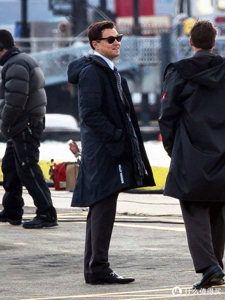 《华尔街之狼》拍摄现场，DiCaprio临时保暖选择HELLY HANSEN的派克，摘自Ariana R