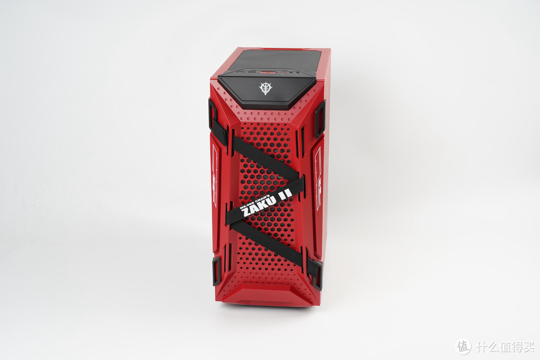 机箱通体红黑配色，ZAKU定制版，机箱尺寸长426MM、宽214MM、高482MM,属于ATX中型塔式机箱。