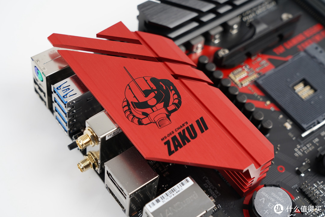 金属供电散热装甲上面ZAKU头像以及文字喷涂，如果做成灯光效果就更好了。