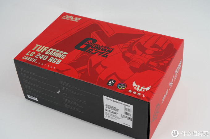 最喜欢的zaku联名款240一体水冷,外包装同样用了醒目的红黑配色.
