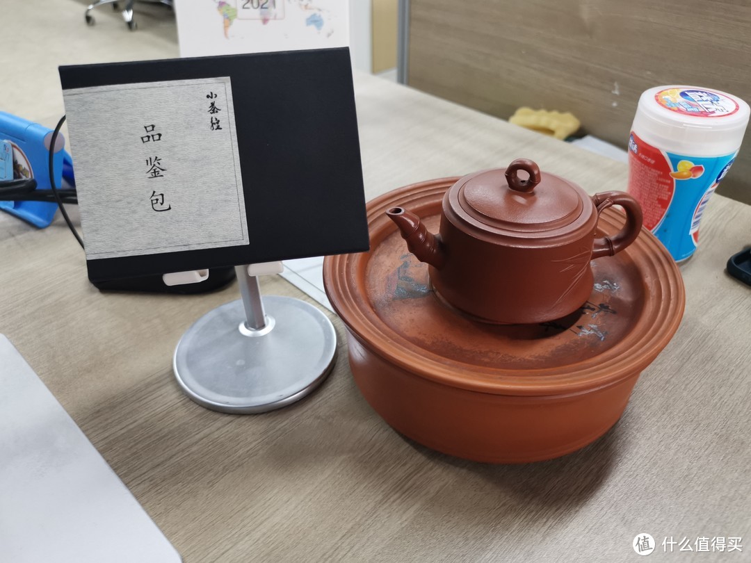 正面：包装盒贴了张白纸，“品鉴包”三个大字，右上角是品牌名