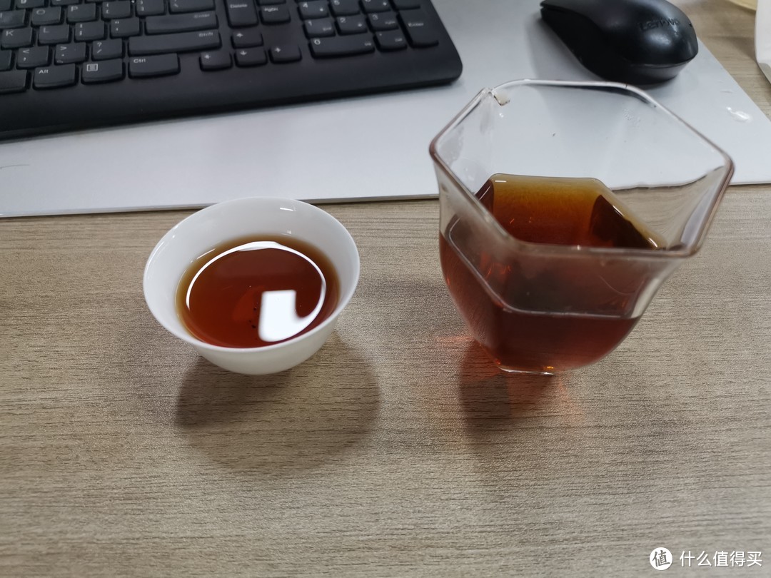 这茶的光圈拍的真好看啊，有人说是好茶表现，茶黄素的原因