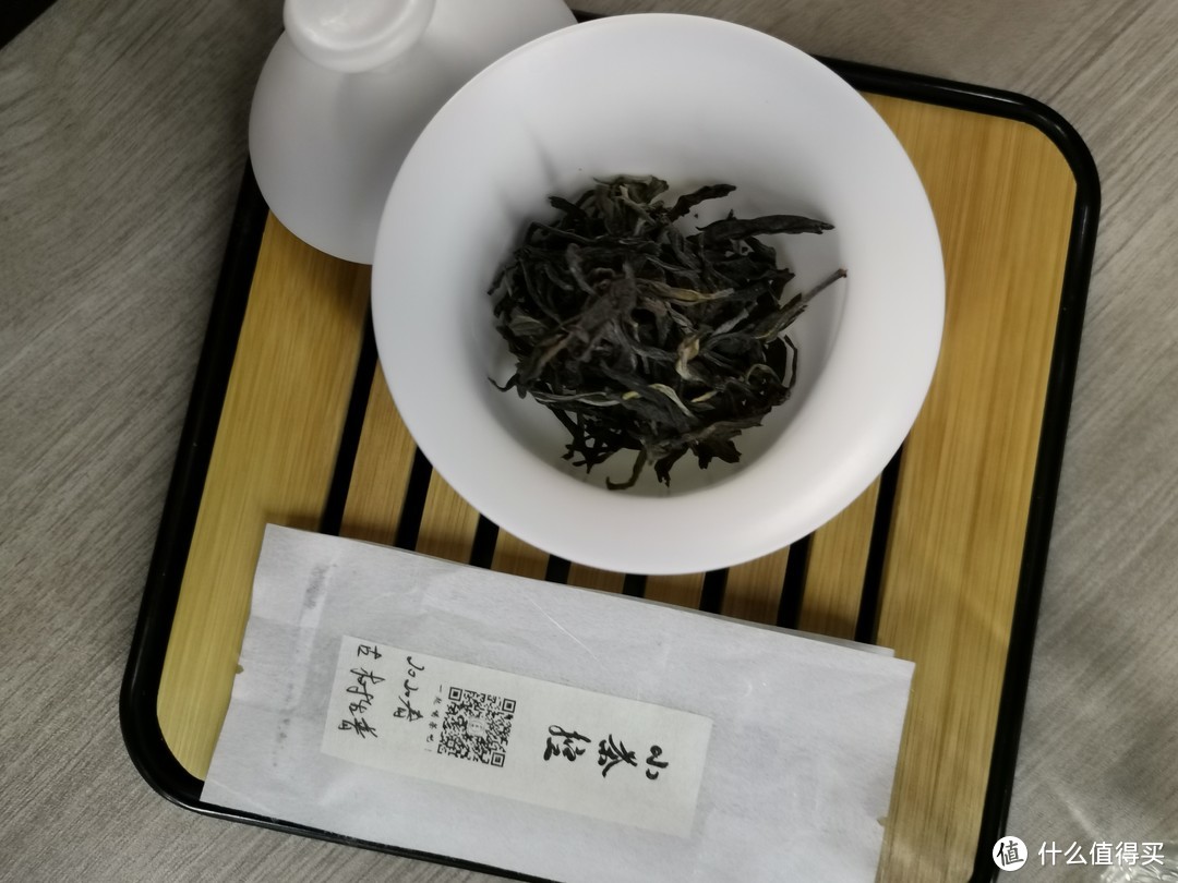 干茶的样貌，挺完整的条索，不碎，整条整条的