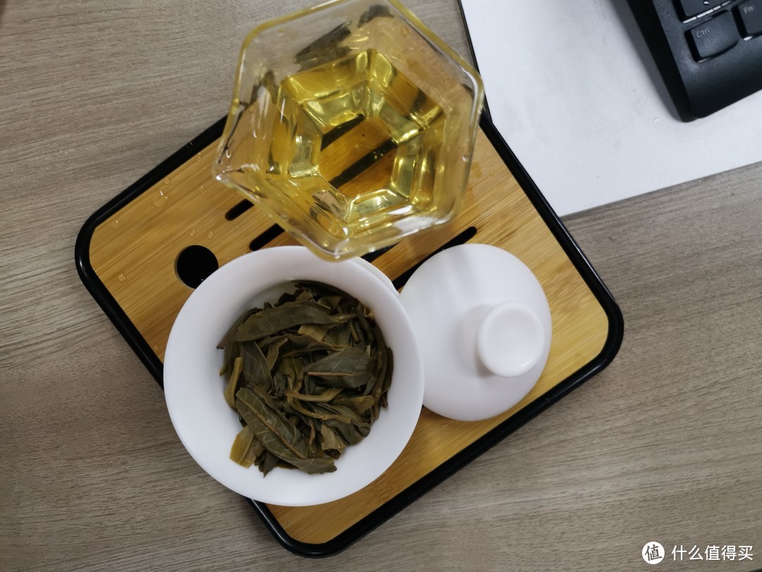 强烈的回甘.新茶的青味在第三泡慢慢的消散（和绿茶颇相似），甜韵明显