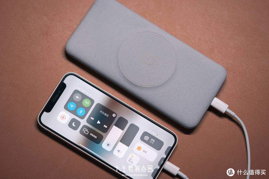 「大头君有点困」给iPhone 12 mini配了个磁吸充电宝，意料之外的好用！