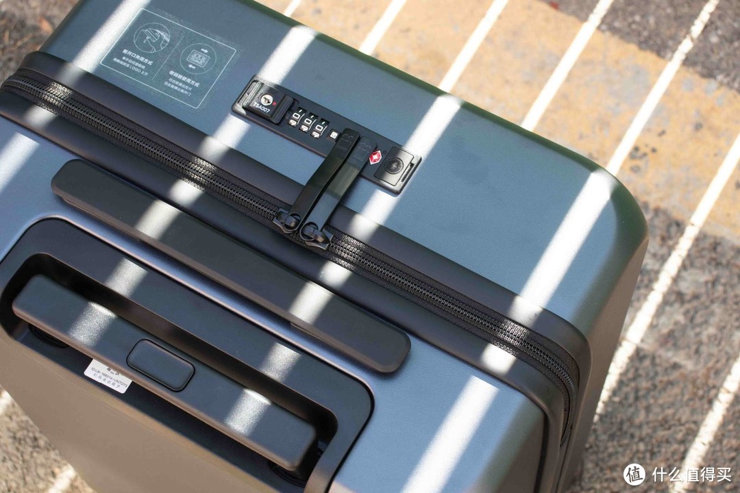 可移动充电，储物取物双便利的地平线8号行李箱