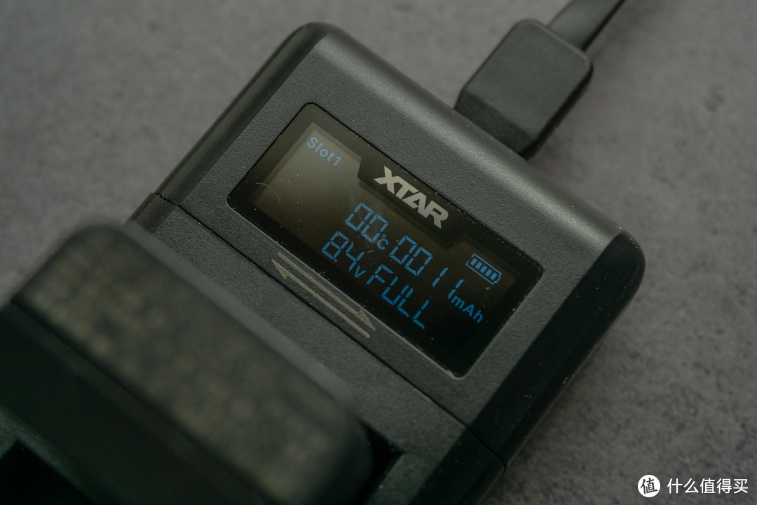 佳能索尼通用，一充四座，爱克斯达XTAR VN2屏显相机电池充电器评测