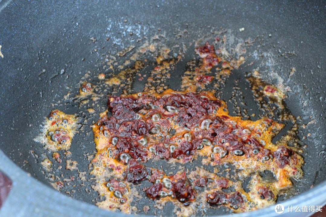 蒜苔别炒肉了，加鸡蛋和木耳更下饭，简单营养老少皆宜，一次一盘