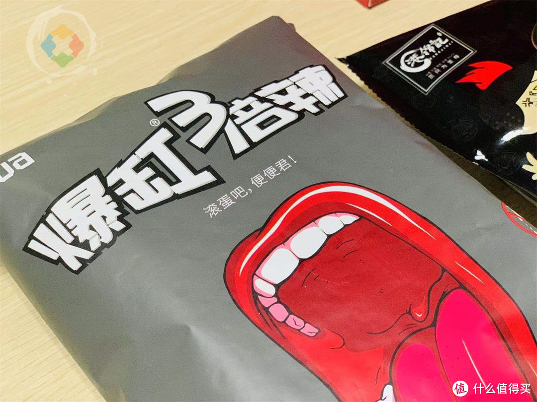 重庆人大胆挑战黑色辣条，味道奇葩像霉菌，一口下去脸红冒冷汗