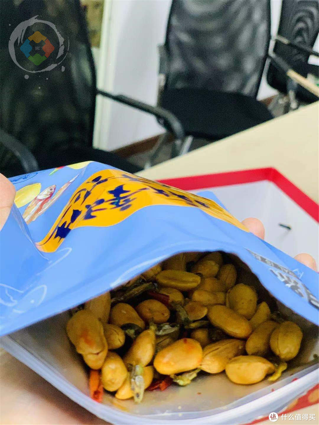 重庆人大胆挑战黑色辣条，味道奇葩像霉菌，一口下去脸红冒冷汗