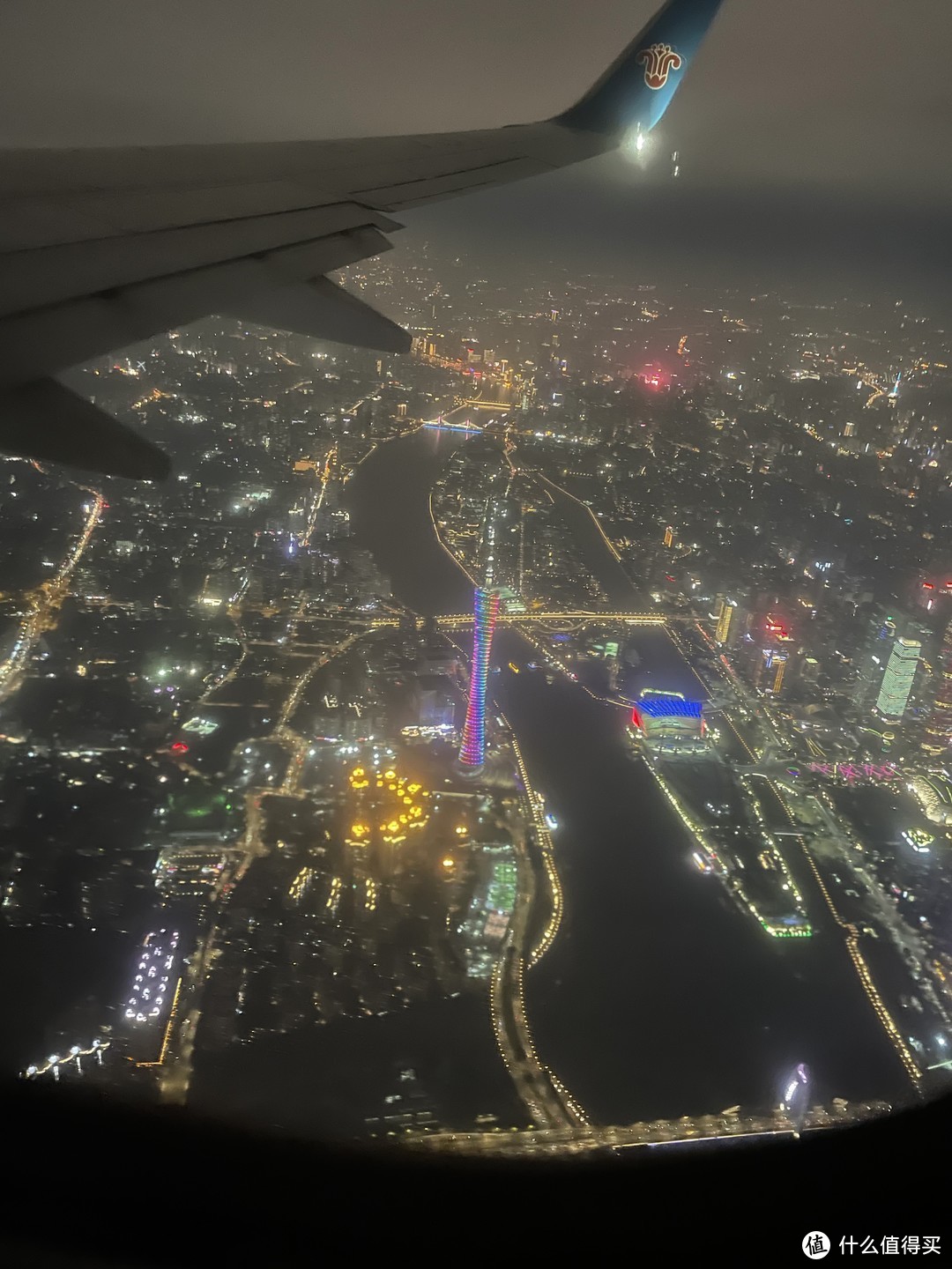 晚上回广州的那个航班上，可以看到广州塔，十分漂亮