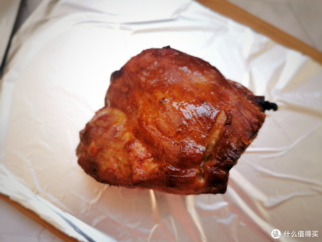 猪肉里塞上咸蛋黄，不蒸也不煮，做出来的叉烧肉鲜香不油腻