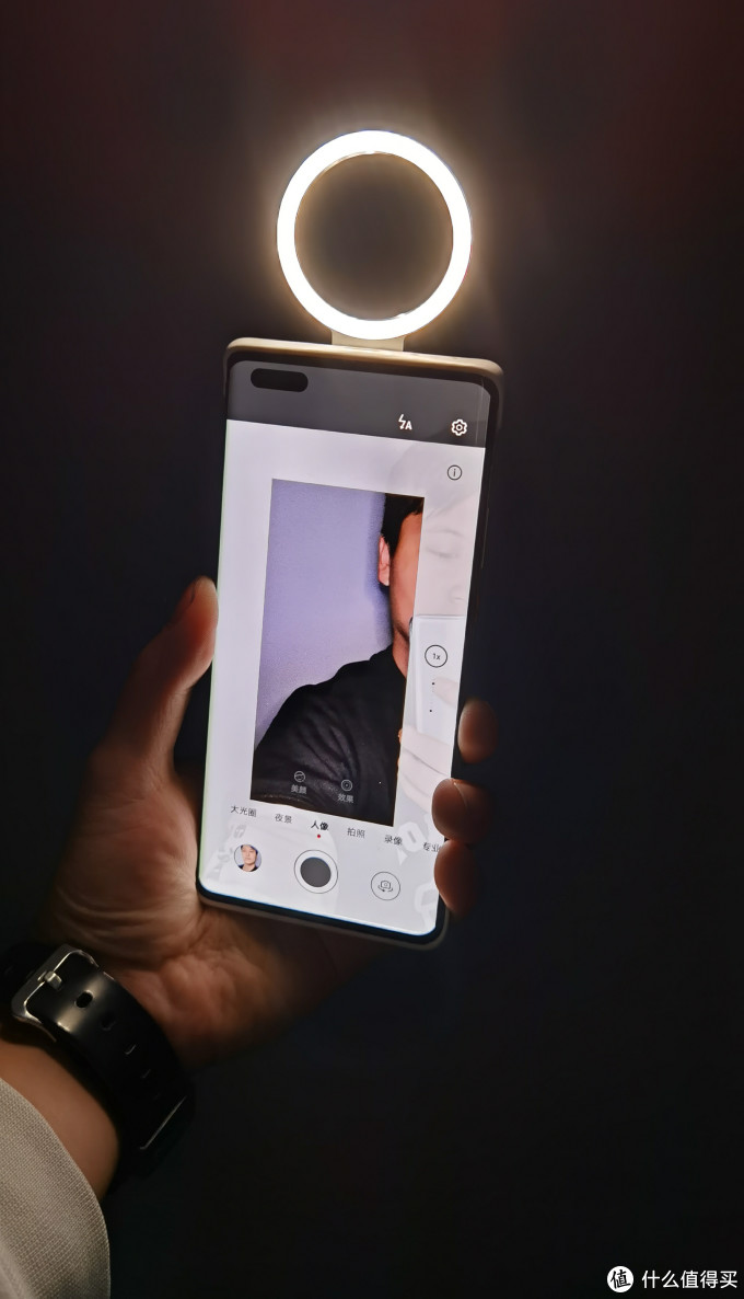 来一张纯黑环境下自拍嗯,补光效果还是挺厉害的,没啥毛病来一张忧郁的