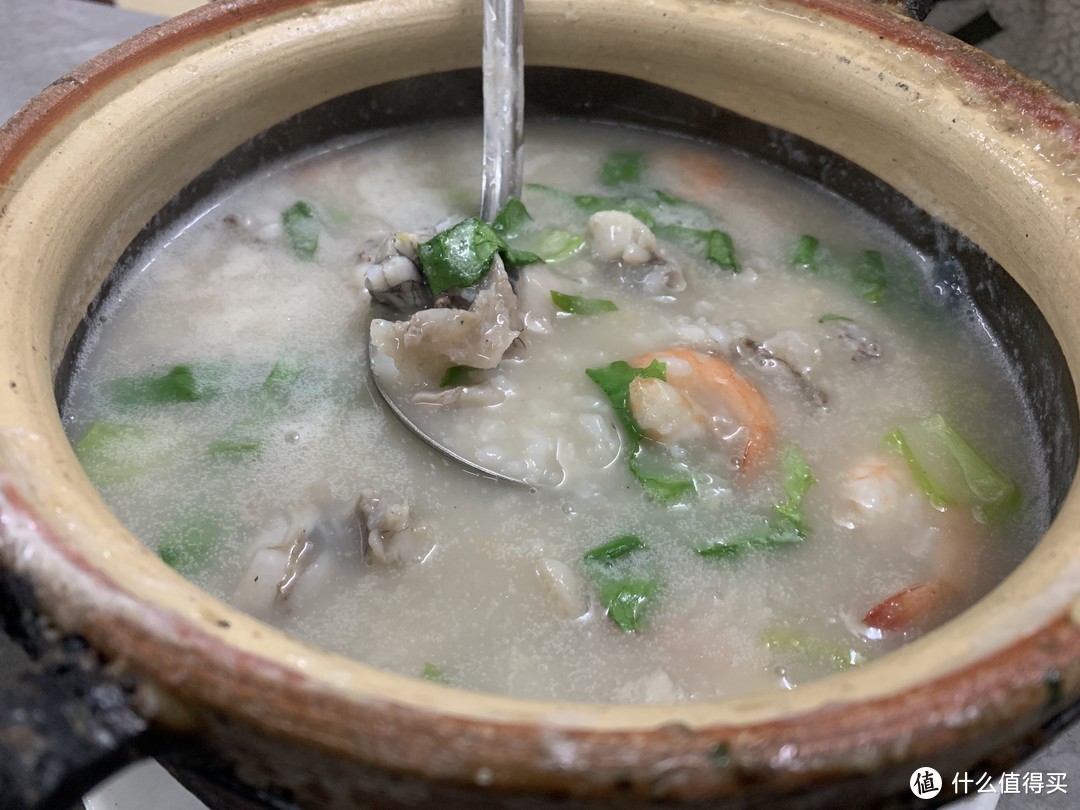 两人份的现杀田鸡鲜虾粥，料足好吃