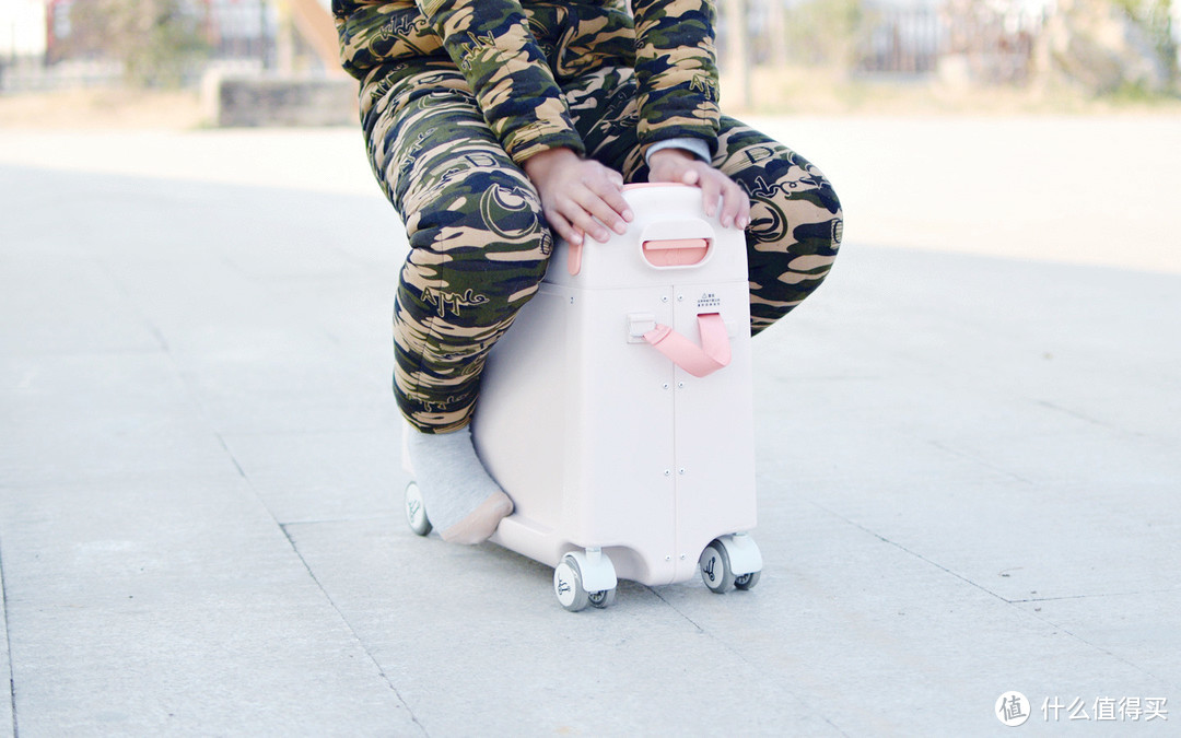 可遛娃的酷骑儿童行李箱，150斤大汉踩上去，能行吗？