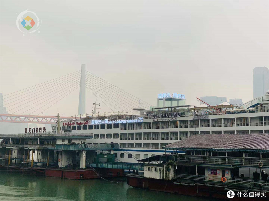 重庆专为游客打造的火锅店，开在朝天门的游轮上，人均只要120元