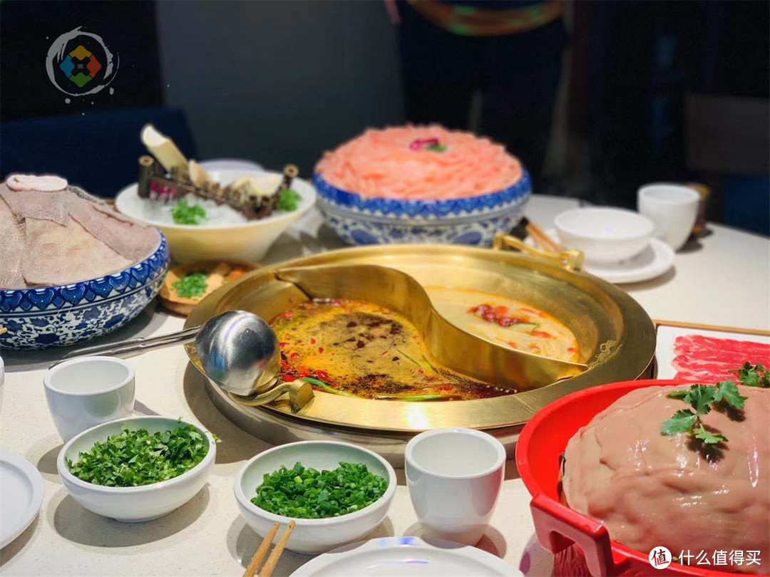重庆专为游客打造的火锅店，开在朝天门的游轮上，人均只要120元