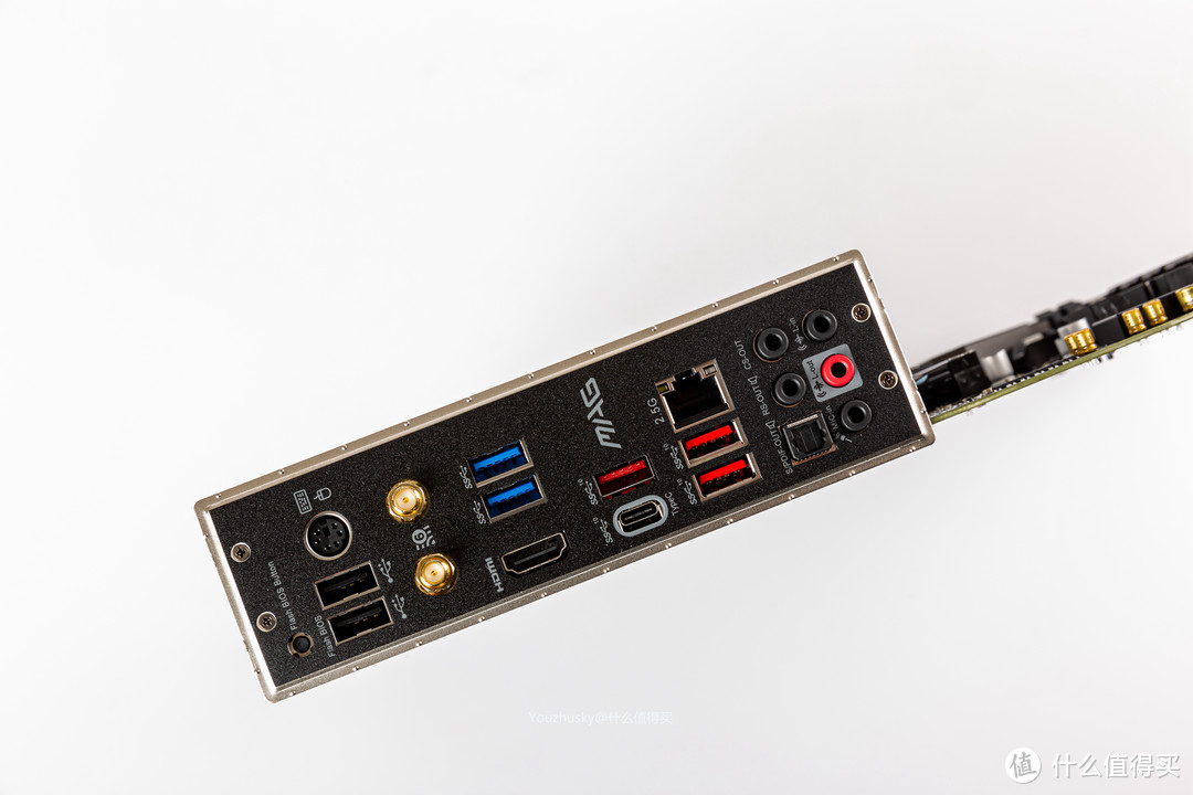 IO背板，wifi6和2.5G有线，USB2.0 3.0还有typec都有，显示输出为一个HDMI