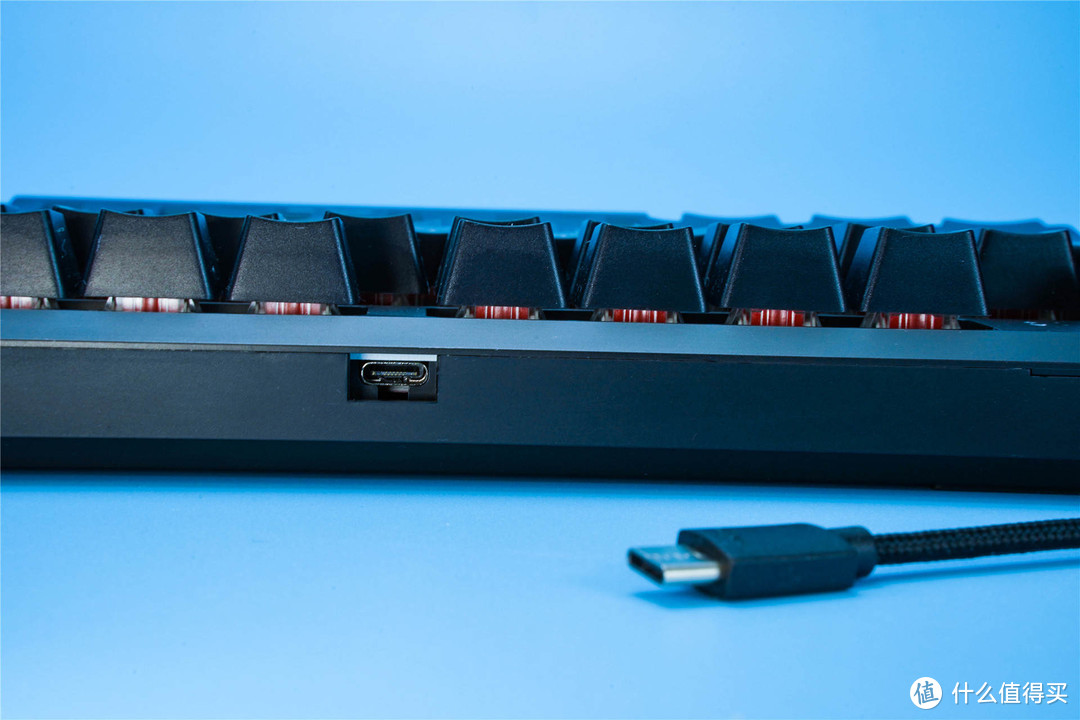 价格便宜，出门级首选。黑爵K870T蓝牙双模红轴机械键盘
