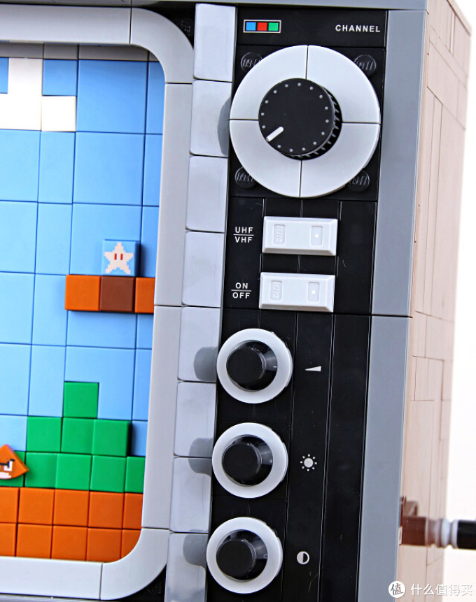 ▼电视本体跟脚架是靠着乐高砖堆砌出来的卡槽空间固定,但两着并没有