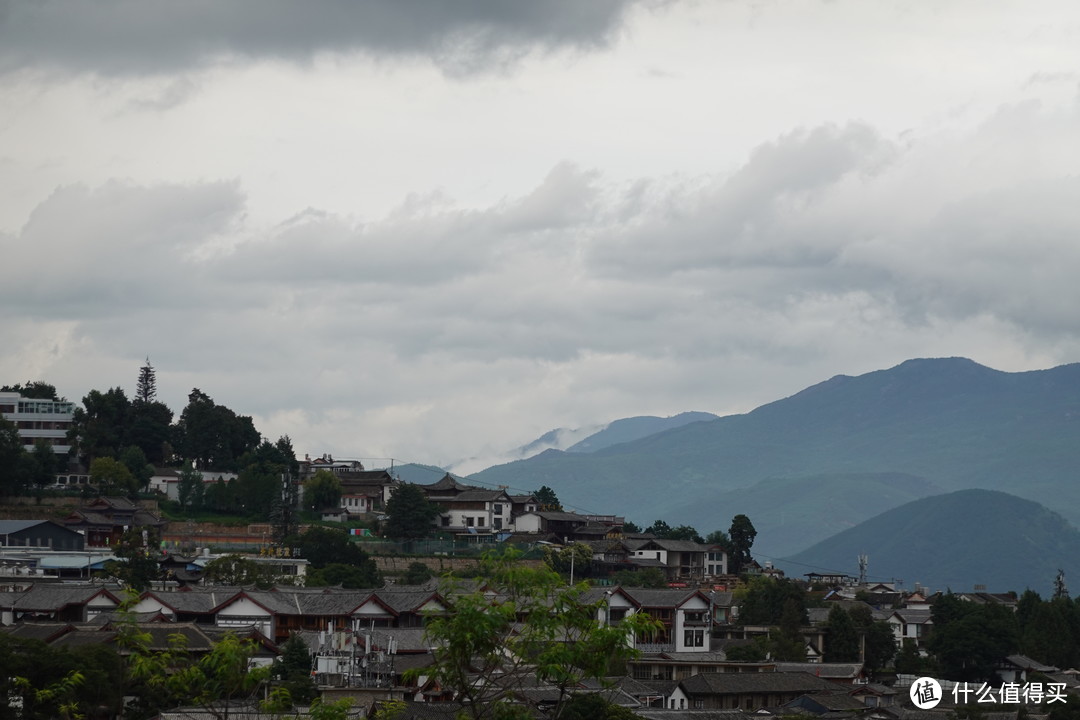 露台 拍远处的 房子 and 山景