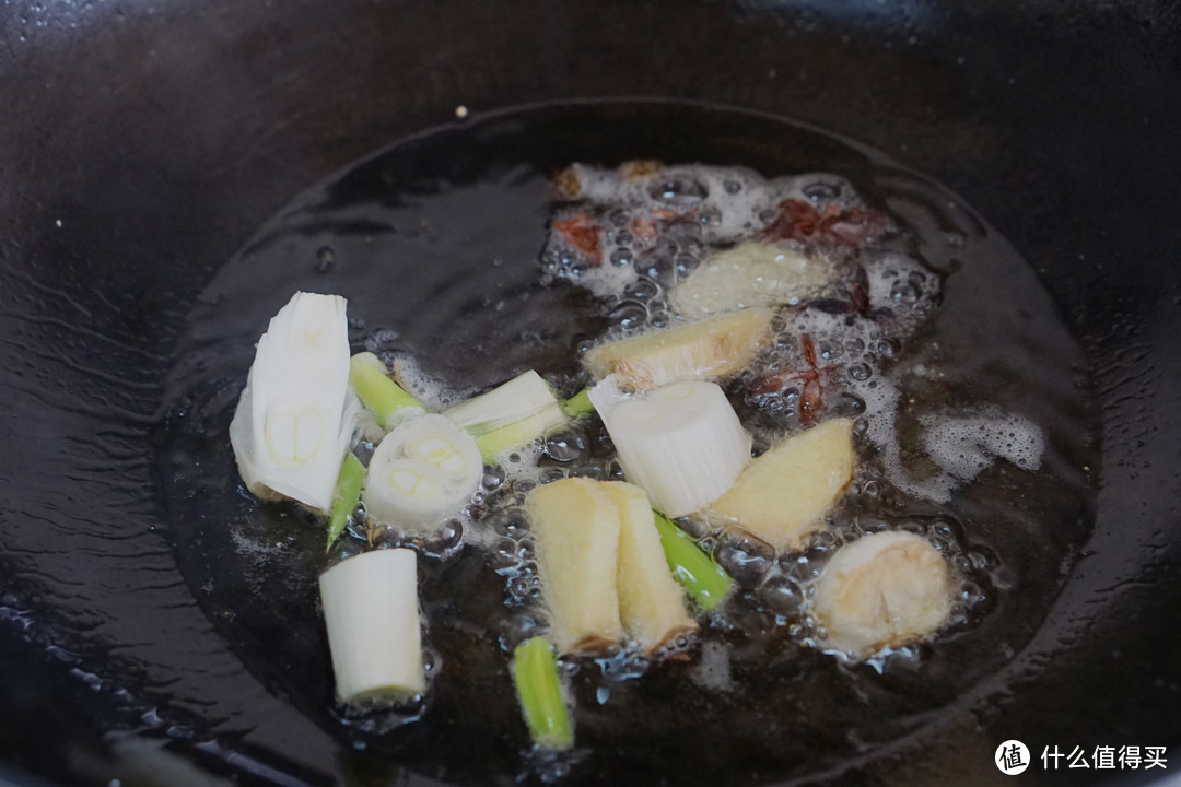 腊月气温骤降，炖上一锅土豆五花肉，鲜香美味和米饭很配