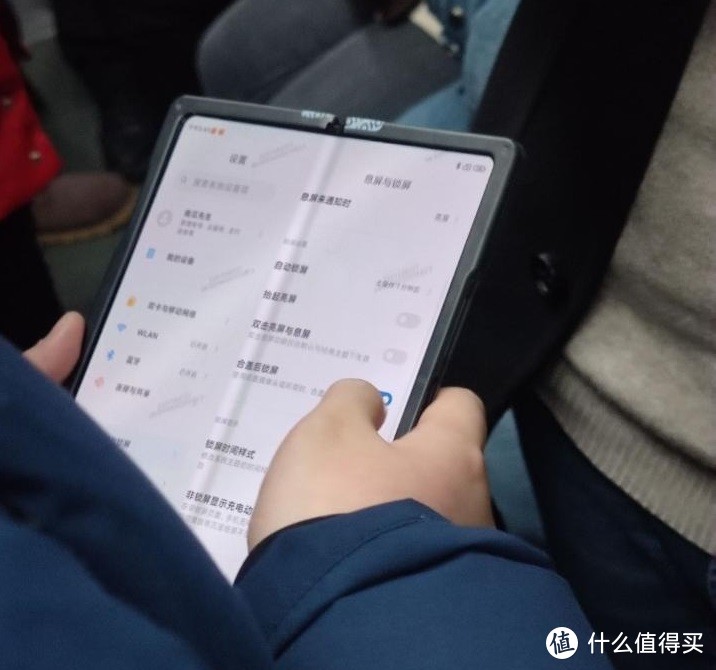 小米折叠平板工程机首个谍照现身，运行MIUI 12