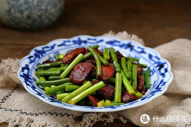 四川腊肠与蒜苔同炒，鲜香美味、麻辣开胃，老公隔两天就点名要吃