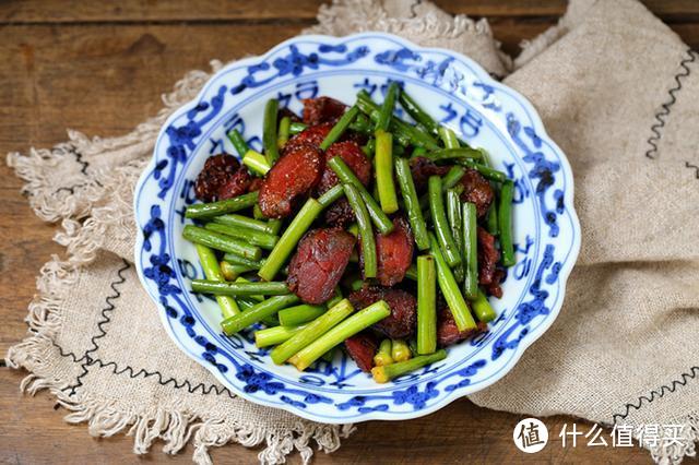 四川腊肠与蒜苔同炒，鲜香美味、麻辣开胃，老公隔两天就点名要吃