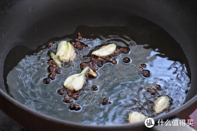 四川腊肠与蒜苔同炒，鲜香美味、麻辣开胃，老公隔两天就点名要吃