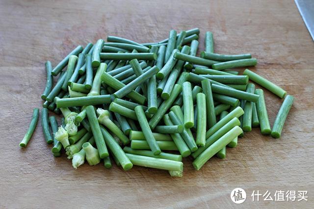 四川腊肠与蒜苔同炒，鲜香美味、麻辣开胃，老公隔两天就点名要吃