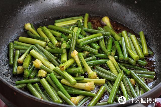 四川腊肠与蒜苔同炒，鲜香美味、麻辣开胃，老公隔两天就点名要吃