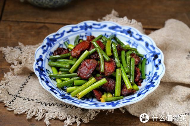 四川腊肠与蒜苔同炒，鲜香美味、麻辣开胃，老公隔两天就点名要吃