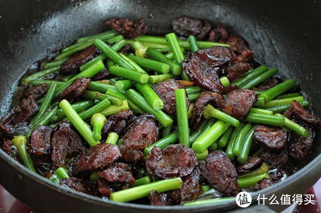 四川腊肠与蒜苔同炒，鲜香美味、麻辣开胃，老公隔两天就点名要吃