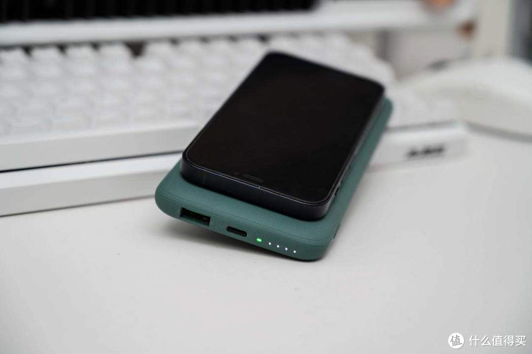 iPhone 12 mini续航实在太短？二合一磁吸式充电宝解决随身充电最大痛点！