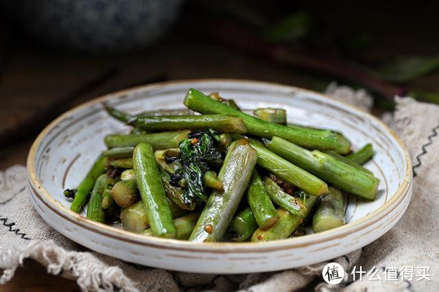 这菜看着不起眼，营养价值极其丰富，简单炒一炒，口感鲜脆美味！