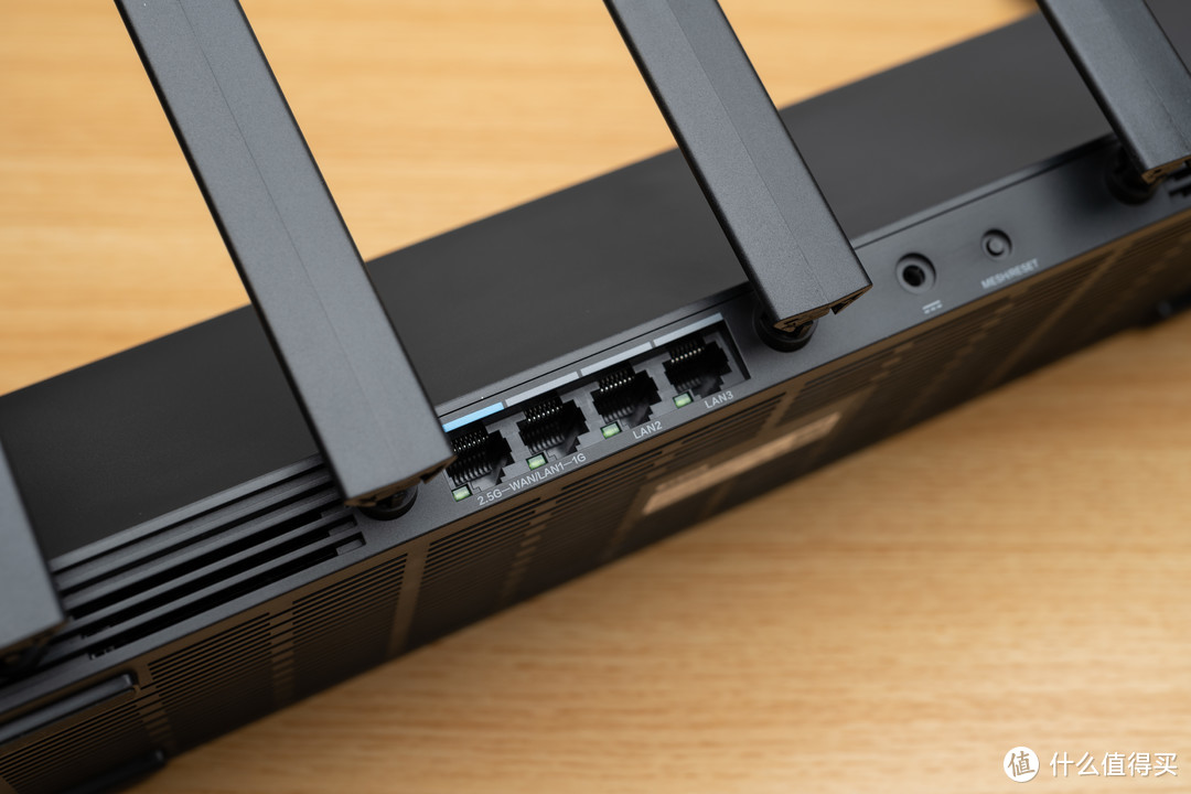 电源接口及复位按键路由器两侧以及底部都有大面积的散热孔,提供了