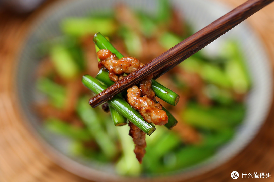 蒜苔和牛肉一起炒，简单快手营养丰富，和米饭是绝配，太过瘾了！