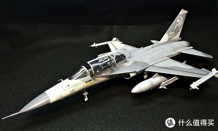 我的小收藏AFV 1/48 F-CK-1D 经国号战斗机