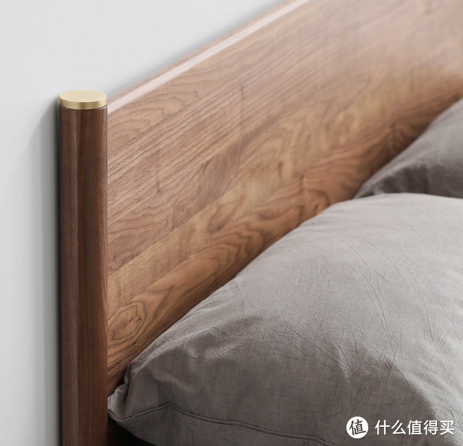 有些实木床头简单的把不同方向的床头柱和床头横板刚性的固定起来，这样就容易发生收缩受限开裂