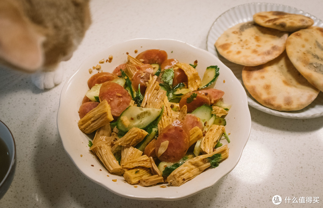 东北凉拌菜和孜然烧饼